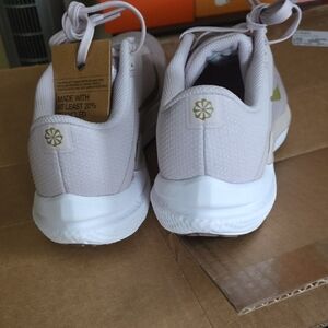 Mens 10.5/womans 12 Nike W Air Winflo 10 Platinum Violet/Platinum Box Label